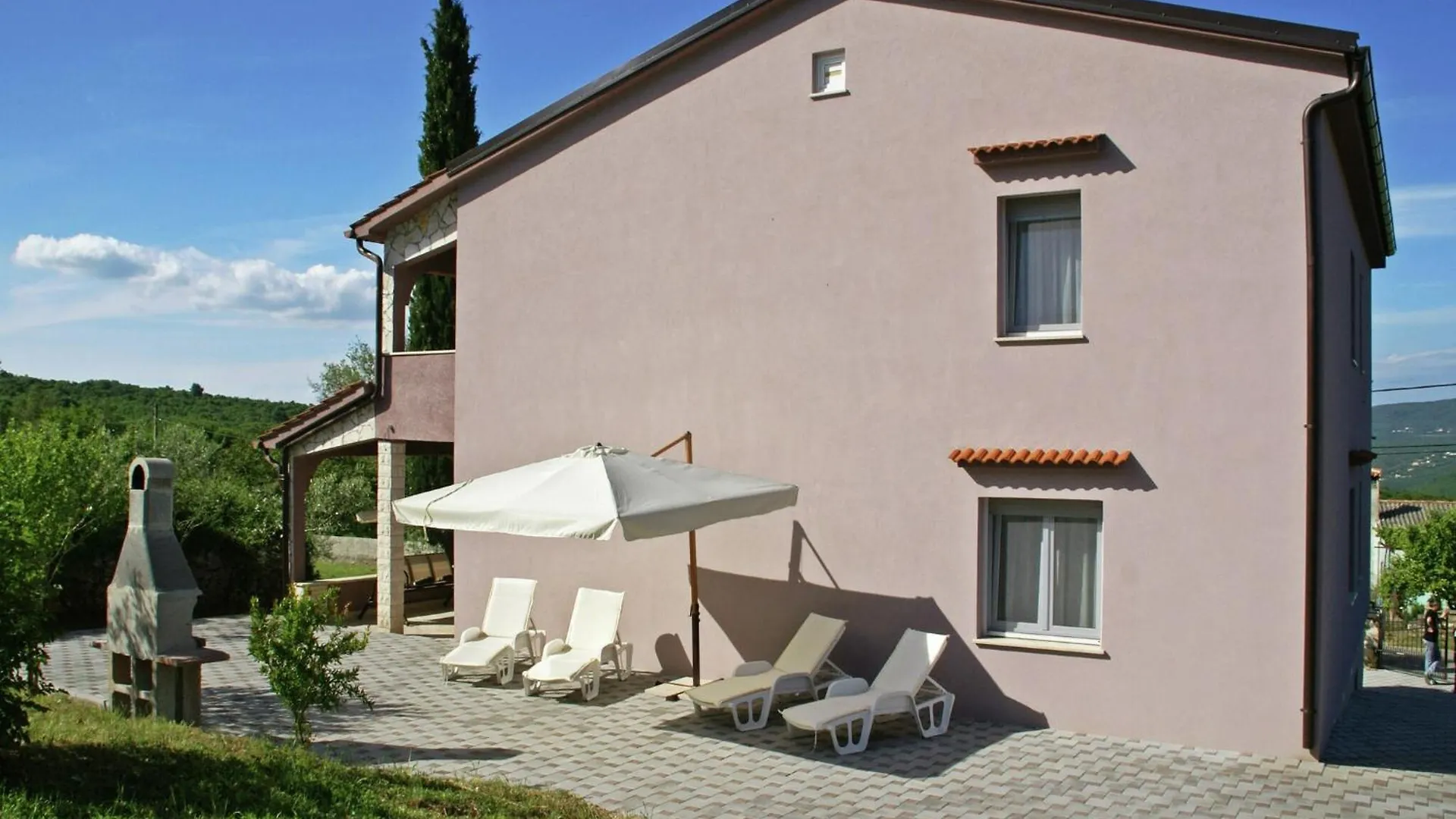 Spacious Apartment In Rakalj With Garden 0*,