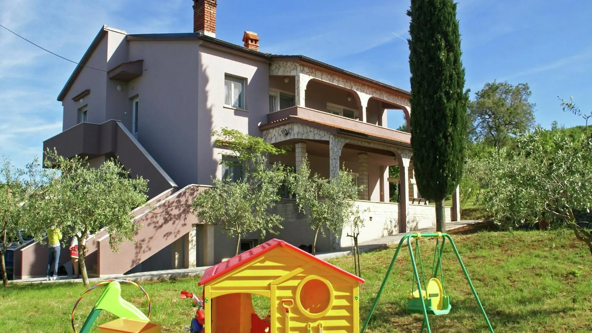 Spacious Apartment In Rakalj With Garden