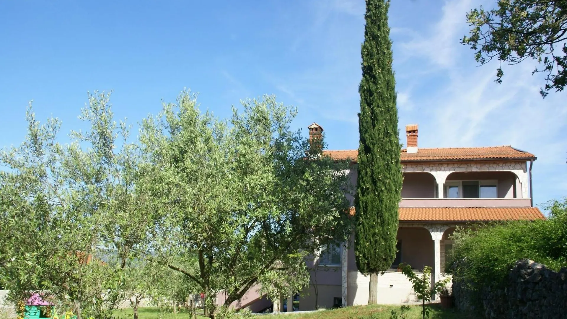 Spacious Apartment In Rakalj With Garden