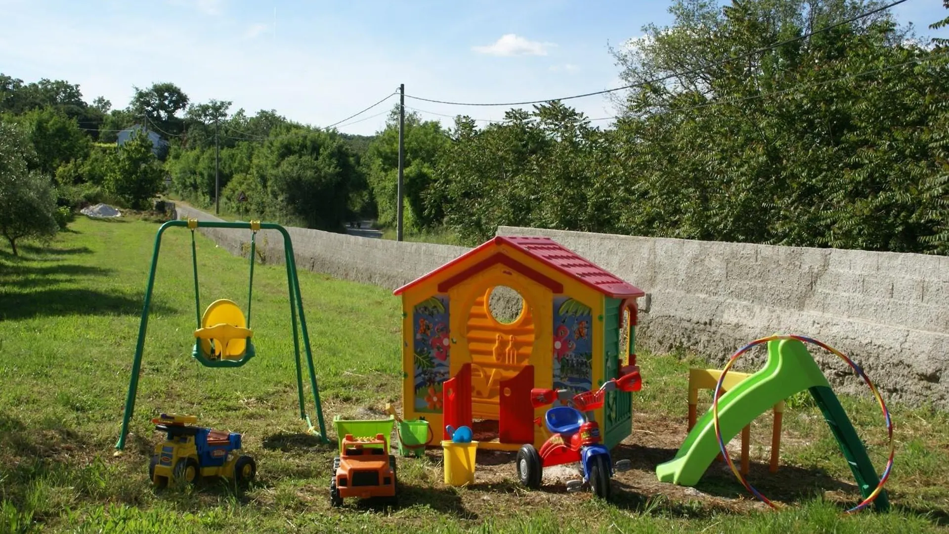 Spacious Apartment In Rakalj With Garden 0*,