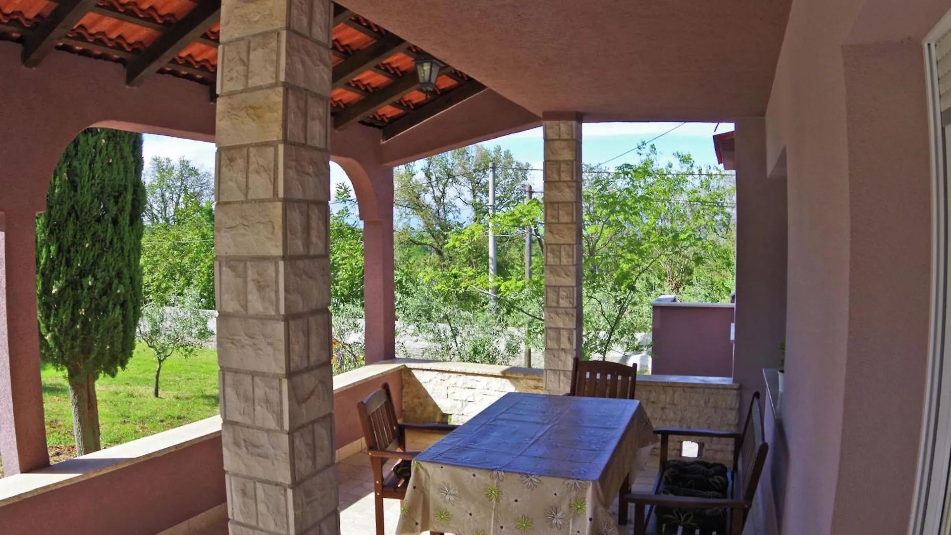 Spacious Apartment In Rakalj With Garden