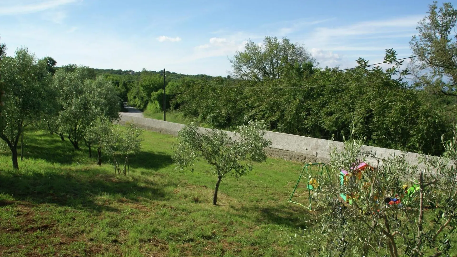 Spacious Apartment In Rakalj With Garden