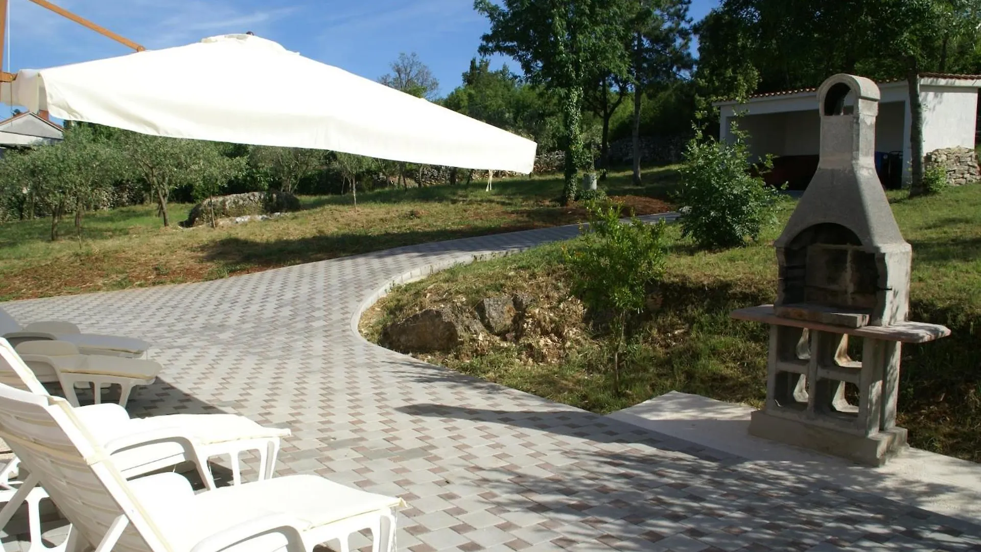 Spacious Apartment In Rakalj With Garden