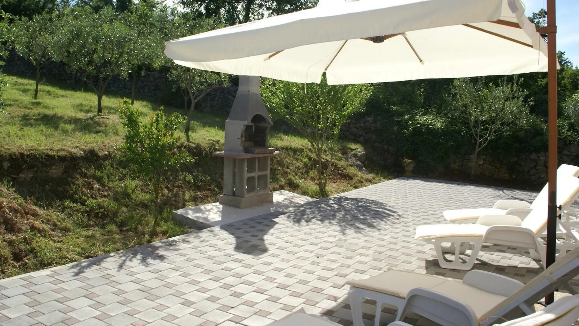 Spacious Apartment In Rakalj With Garden