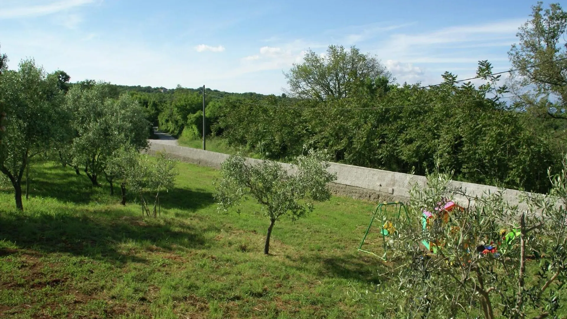 Spacious Apartment In Rakalj With Garden