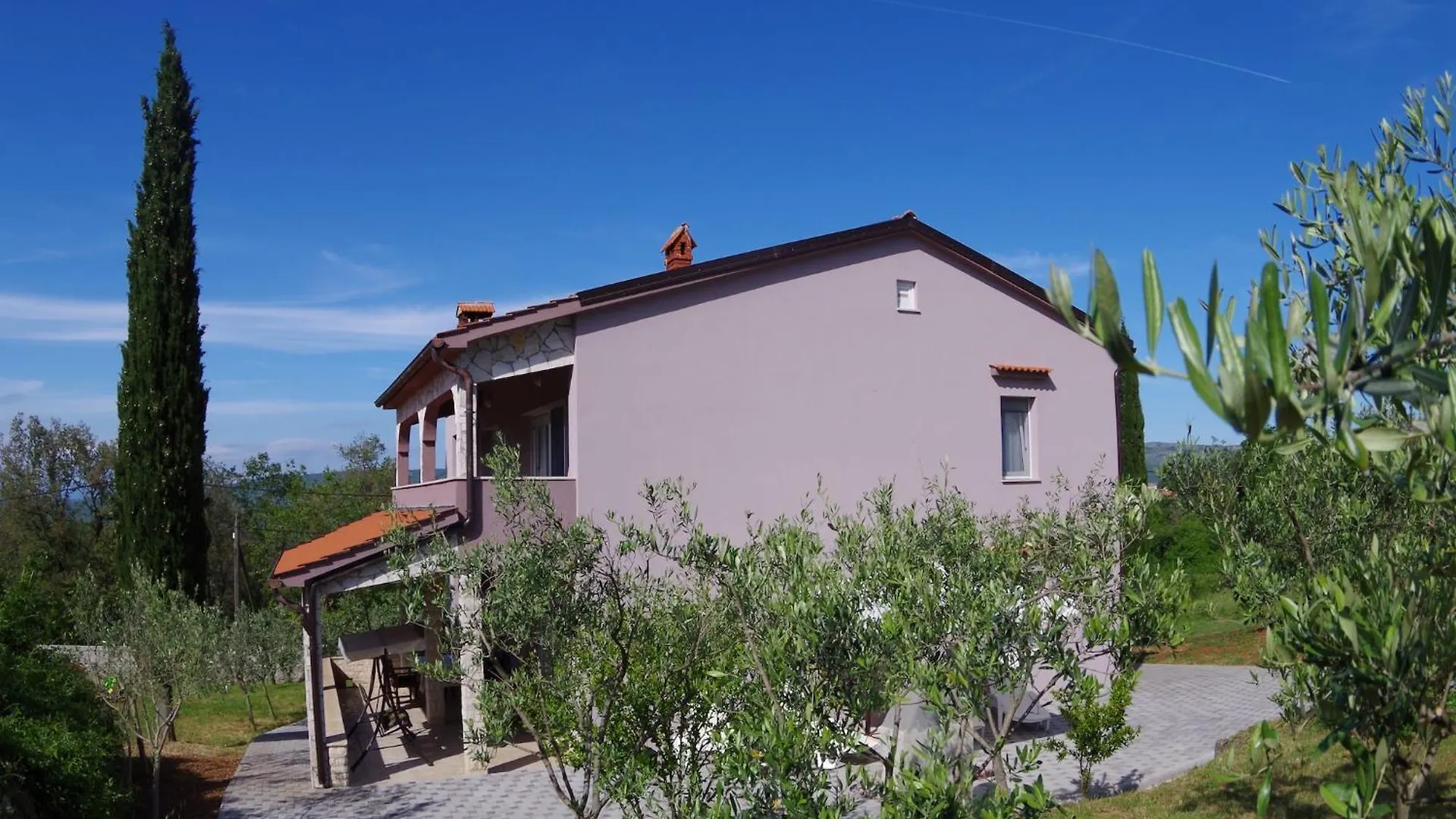 Spacious Apartment In Rakalj With Garden
